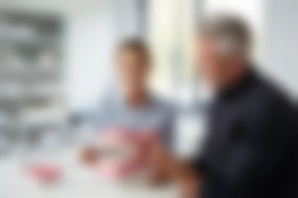 70岁老人是否适合进行种植牙齿？种植牙齿对老年人有哪些注意事项？